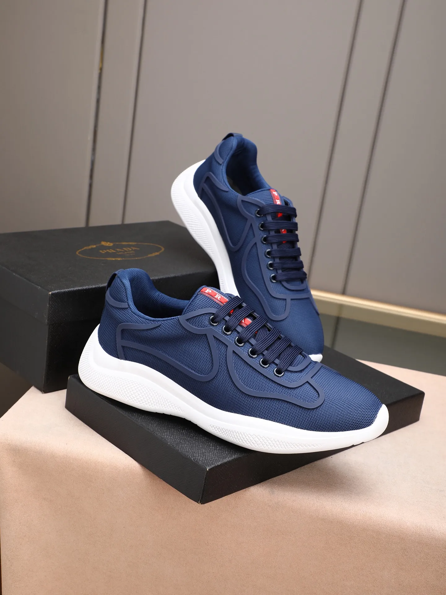 Men's shoes 💰400 PRADA/Prada men's lace-up casual sports shoes, the upper is made of imported rubber and breathable mesh. It is soft, comfortable and breathable. The tongue is decorated with the PRADA brand letter logo. The thick rubber sole echoes the red label tongue. The style is fashionable and elegant. The details are carefully crafted. A casual sports shoe with a super western style and excellent breathability!  Size: 38-44 (45 46 customized)